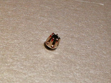Carica l&#39;immagine nel visualizzatore di Gallery, Rosso Amante Mono Orecchino Oro Bianco Unisex con diamante nero
